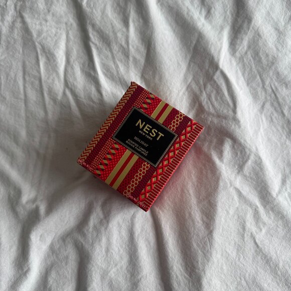 BRAND NEW Nest New York Holiday Candle - Picture 1 of 2